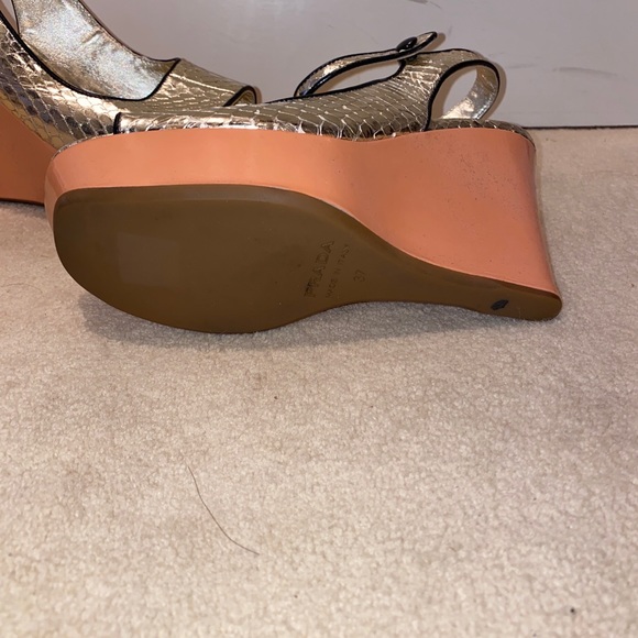Prada gold sling back peep toe wedge with black trim size 7 - Picture 11 of 13